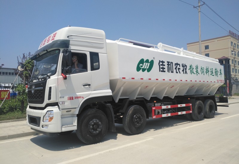 液壓散裝飼料車(chē)是怎么操作的？要注意哪些事項(xiàng)？